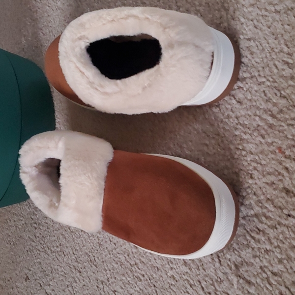 Blondo Waterproof Slip-ons - Picture 3 of 8